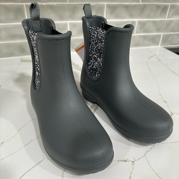 Crocs Freesail Chelsea waterproof boots. Girl Size 4. Color gray. Brand New. - Picture 3 of 12